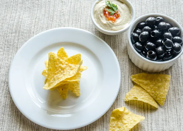 Mısır cipsi humus ve zeytin ile — Stok fotoğraf