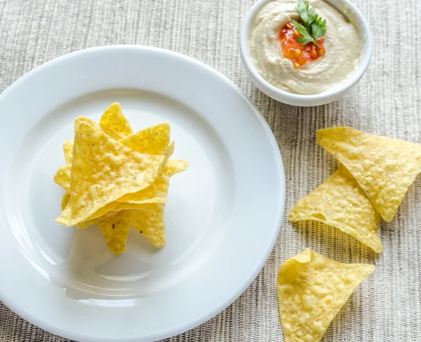 Majschips med hummus — Stockfoto