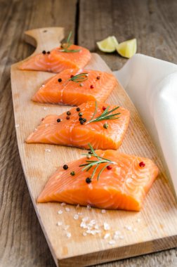 ahşap tahta üzerinde Çiğ somon biftek