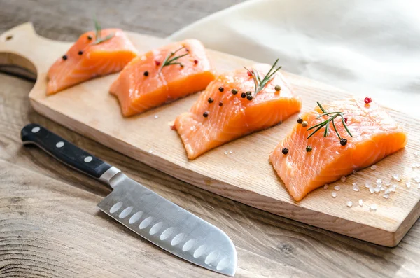 Bistecche di salmone crude sulla tavola di legno — Foto Stock