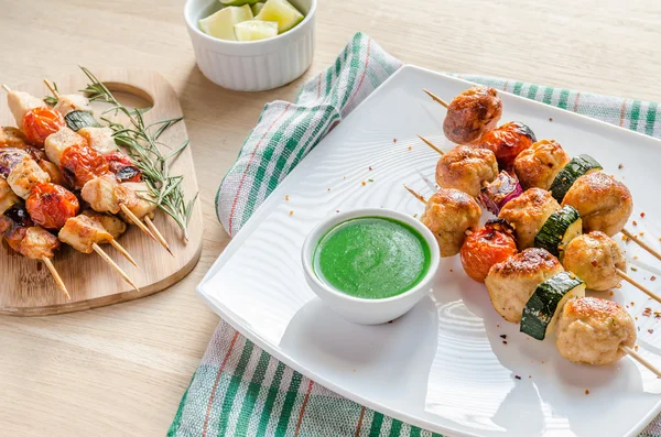 Brochetas de pollo a la parrilla con calabacín y tomates cherry — Foto de Stock