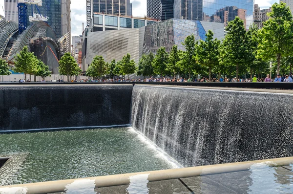 ニューヨーク 2014 日にマンハッタンで 911 記念を参照してください 日記念碑であり プリンシパル記念 2001年の 日の攻撃の記念博物館 — ストック写真