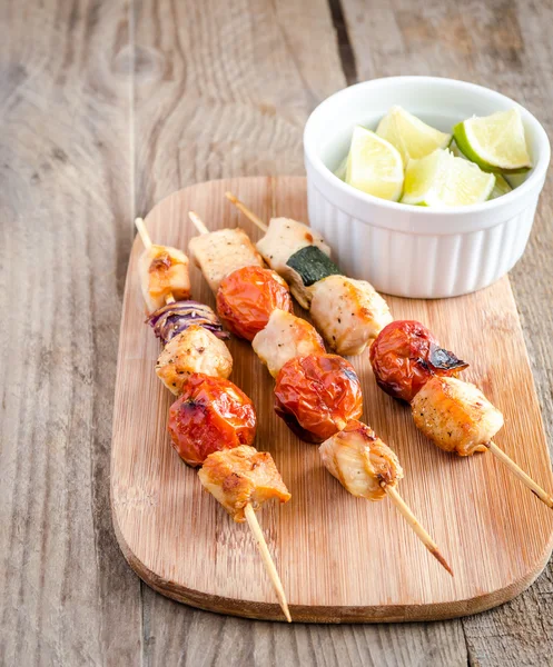 Grilled chicken skewers with zucchini and cherry tomatoes — Stock Photo, Image