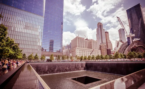 ニューヨーク 2014 日にマンハッタンで 911 記念を参照してください 日記念碑であり プリンシパル記念 2001年の 日の攻撃の記念博物館 — ストック写真