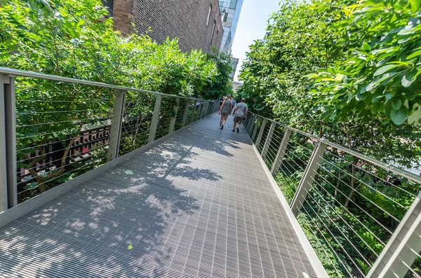 Nova Cidade Iorque Julho Pessoas Caminham Pelo High Line Park — Fotografia de Stock