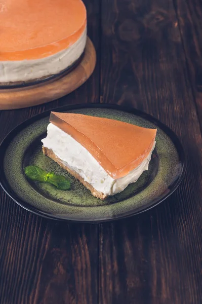 Κομμάτι Του Cheesecake Γκρέιπφρουτ Ρουστίκ Φόντο — Φωτογραφία Αρχείου