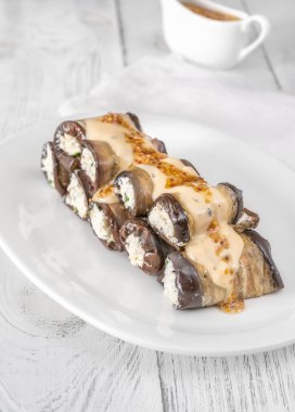 Hardal sosunun altında peynire bulanmış patlıcan dolması.