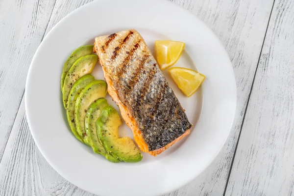 Salmón Frito Con Rodajas Aguacate Rodajas Limón — Foto de Stock