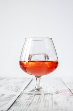 Beyaz arka planda buzlu Chamberyzette bardağı.