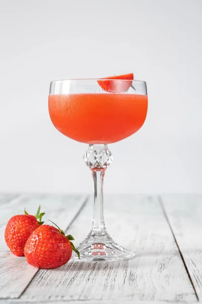 Glas Bittere Fraise Cocktail Gemaakt Van Chamberyzette — Stockfoto