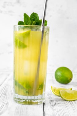 Beyaz arka planda bir bardak ananas mojito.