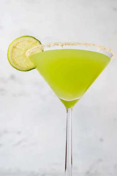 Glas Van Key Lime Pie Martini Cocktail Versierd Met Limoenschijfje — Stockfoto