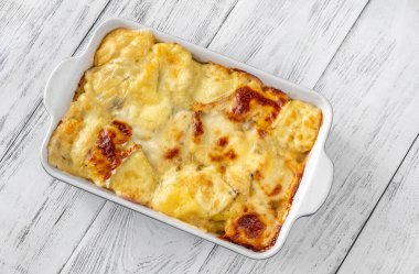 Tartiflette. Patates, reblochon peyniri, lardon ve soğandan yapılmış bir Fransız yemeği..