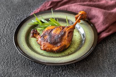 Duck Confit, ördek bacağından yapılmış bir Fransız yemeği.