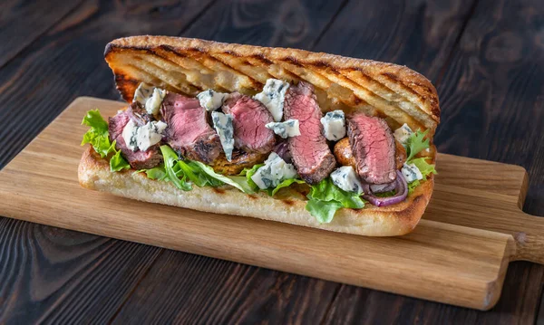 Sandwich Steak Aux Champignons Fromage Bleu Oignons Rouges Laitue Fraîche — Photo