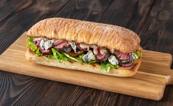 Sandwich Steak Aux Champignons Fromage Bleu Oignons Rouges Laitue Fraîche — Photo