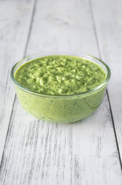 Bir kase Frankfurt 'un yeşil sosu masada.