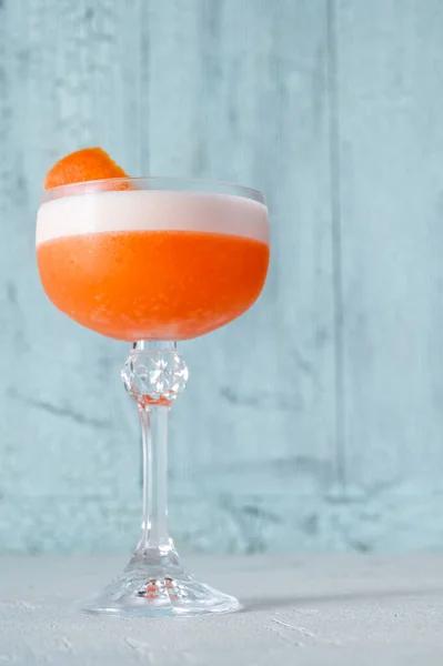 Ποτήρι Ruby Cocktail Γαρνιρισμένο Ξύσμα Γκρέιπφρουτ — Φωτογραφία Αρχείου