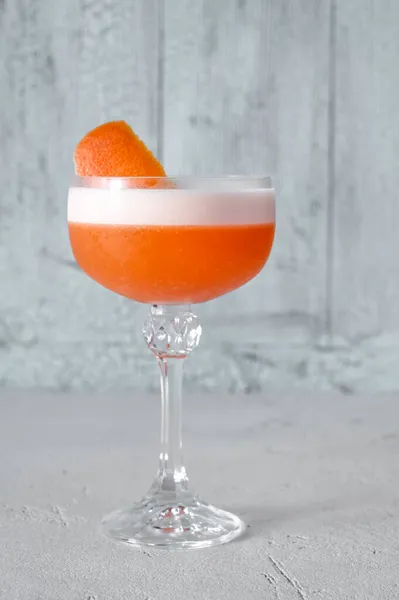 Ποτήρι Ruby Cocktail Γαρνιρισμένο Ξύσμα Γκρέιπφρουτ — Φωτογραφία Αρχείου