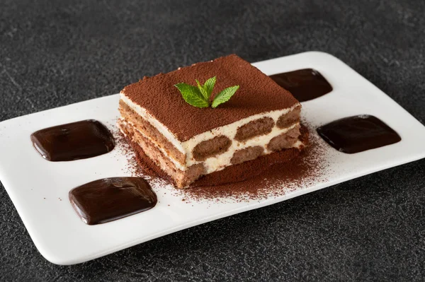 Porção Tiramisu Sobremesa Italiana Guarnecida Com Chocolate — Fotografia de Stock