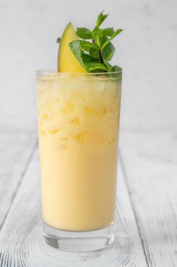 Bir bardak Batida de Carneval Mango dilimleriyle süslenmiş