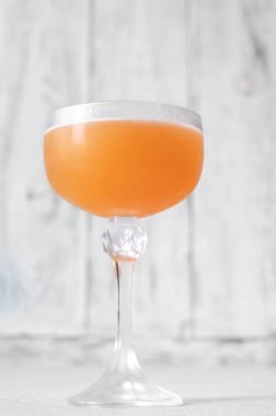 Tahta arka planda bir bardak Chihuahua Margarita kokteyli.