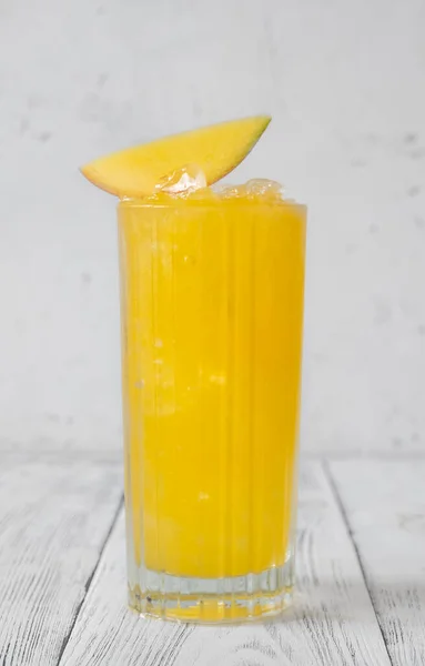 Glas Mango Punch Cocktail Utsmyckad Med Mango Skiva — Stockfoto