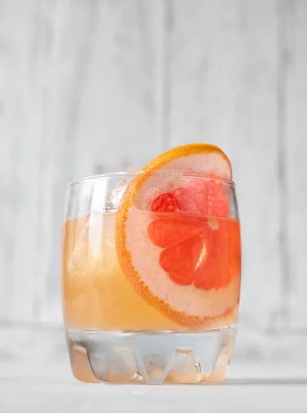 Ποτήρι Great Gatsby Cocktail Στολισμένο Πορτοκαλί Φέτα Τροχού — Φωτογραφία Αρχείου