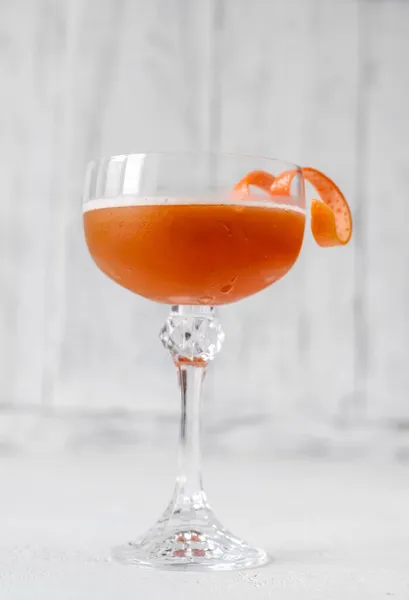 Glas Brown Derby Cocktail Garniert Mit Grapefruit Schale — Stockfoto