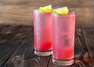 Limon dilimleriyle süslenmiş iki El Diabo Kokteyli