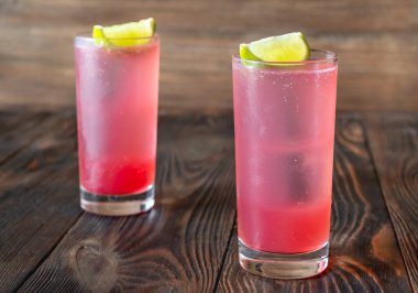 Limon dilimleriyle süslenmiş iki El Diabo Kokteyli