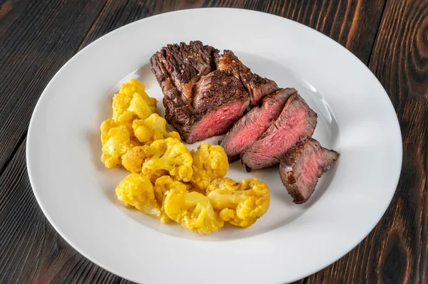 Chuck Oog Rundvlees Biefstuk Met Curry Bloemkool — Stockfoto