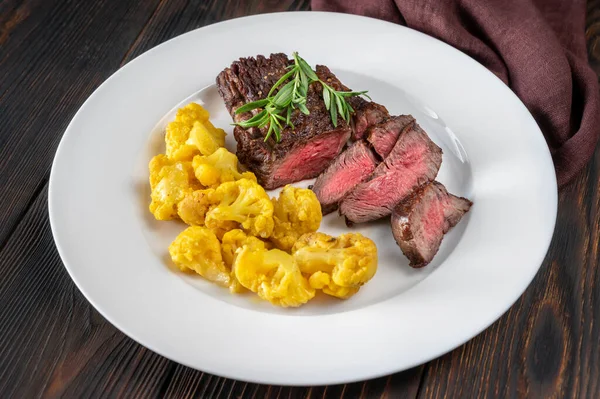 Chuck Oog Rundvlees Biefstuk Met Curry Bloemkool — Stockfoto