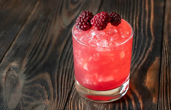 Bourbon Vernieuwing Cocktail Gegarneerd Met Bramen — Stockfoto