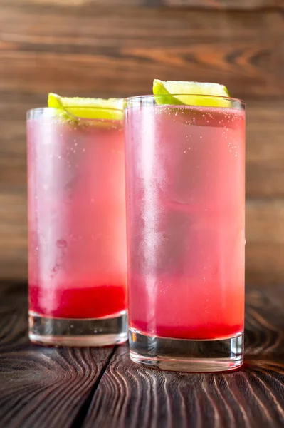 Två Diabo Cocktails Utsmyckade Med Kalkkilar — Stockfoto