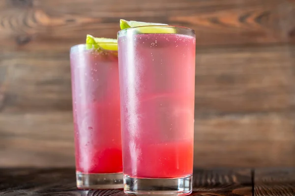 Två Diabo Cocktails Utsmyckade Med Kalkkilar — Stockfoto