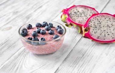 Bir kase taze yaban mersinli chia pudingi ve pitaya.