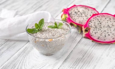 Bir kase chia pudingi, pitaya ve hindistan cevizi sütü.