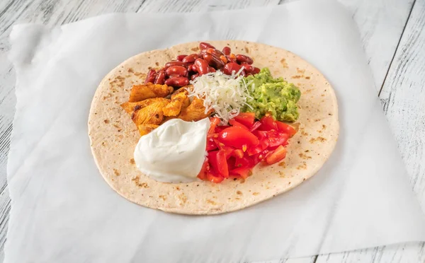 Taco Con Ripieno Pollo Verdure Sullo Sfondo Legno — Foto Stock