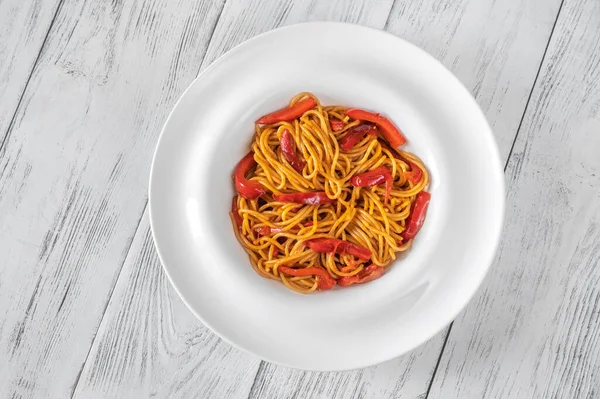 Tabakta kızarmış kırmızı biber spagettisi.