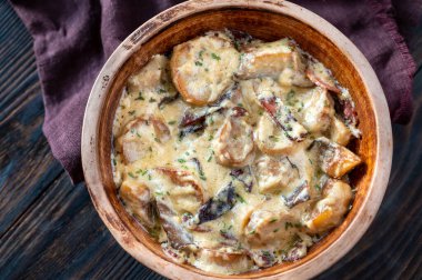 Kremalı sarımsaklı mantar ve pastırma kasede.