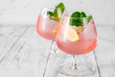 Limon dilimli pembe votka limonata kokteyli