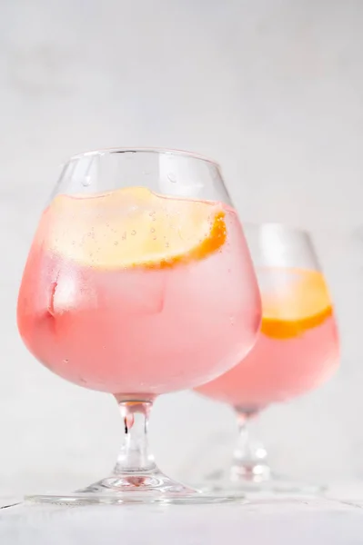 Roze Wodka Limonade Cocktail Gegarneerd Met Citroen Wig — Stockfoto