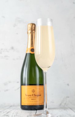 SUMY, UKRAINE - 31 Aralık 2021 tarihinde Veuve Clicquot Yellow Label Brut şampanyası. Veuve Clicquot Ponsardins 1772 'de kuruldu ve şu anda en büyük şampanya evlerinden biri.