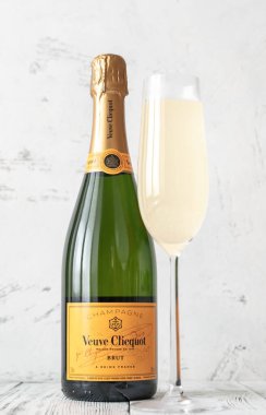 SUMY, UKRAINE - 31 Aralık 2021 tarihinde Veuve Clicquot Yellow Label Brut şampanyası. Veuve Clicquot Ponsardins 1772 'de kuruldu ve şu anda en büyük şampanya evlerinden biri.