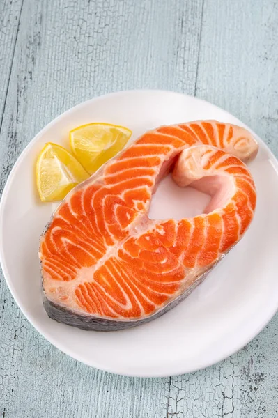 Salmon Steak Lemon Wedges White Plate — 图库照片