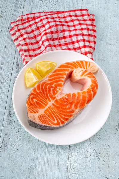 Salmon Steak Lemon Wedges White Plate — Stok fotoğraf