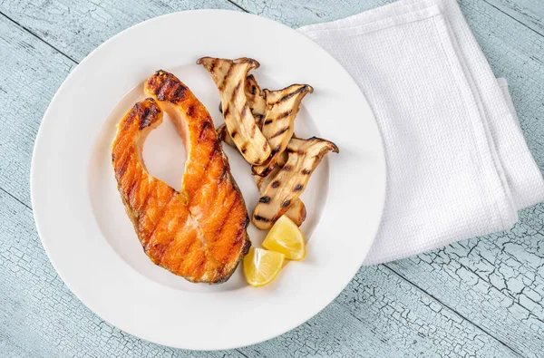 Bife Salmão Grelhado Decorado Com Cogumelos Eryngii Fritos — Fotografia de Stock