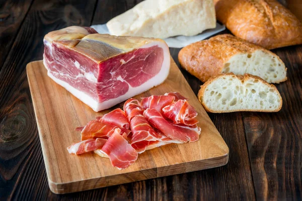Prosciutto Ham Met Parmezaanse Kaas Ciabatta Brood — Stockfoto