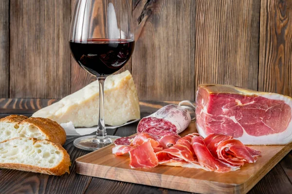 Prosciuttoハムパルメザンチーズ シアバッタと赤ワイン — ストック写真